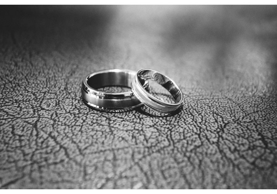 Bodas 'Solo para Adultos': La Creciente Tendencia que Prioriza el Ambiente y Genera Debate